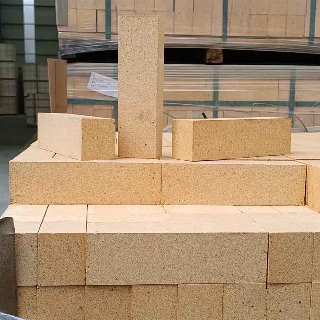 鄭州四季火耐火材料是高鋁磚廠家,擁有123米長(zhǎng)隧道窯,生產(chǎn)一級(jí)二級(jí)三級(jí)高鋁磚,輕質(zhì)高鋁磚,粘土磚,格子磚,高鋁流鋼磚等,是實(shí)體高鋁磚生產(chǎn)廠家。